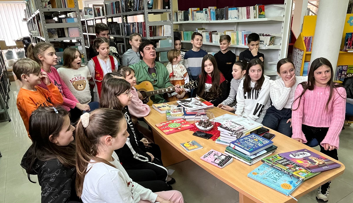АВАНТУРЕ БАНЕТОВЕ ЛЕТЕЋЕ ГИТАРЕ У БИБЛИОТЕЦИ