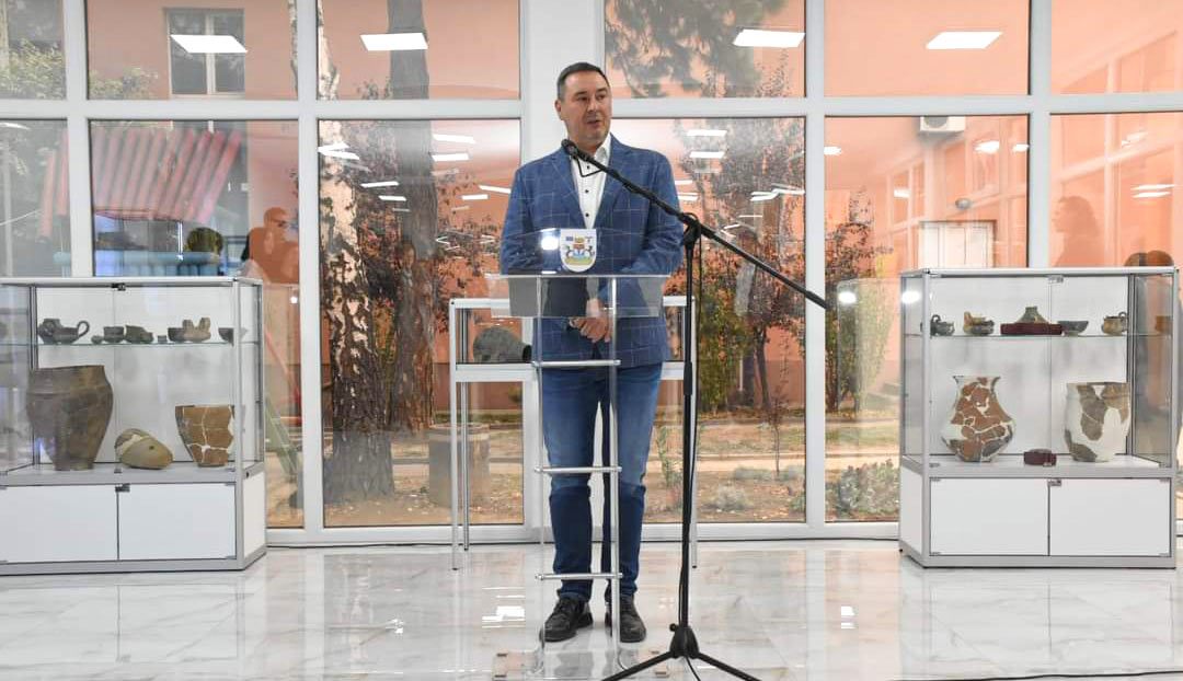 ПРЕДСЕДНИК ОПШТИНЕ ШИД И ПРЕДСЕДНИЦА ПОКРАЈИНСКЕ ВЛАДЕ ОТВОРИЛИ ЗАВИЧАЈНУ АРХЕОЛОШКУ ЗБИРКУ „ГРАДИНА НА БОСУТУ“
